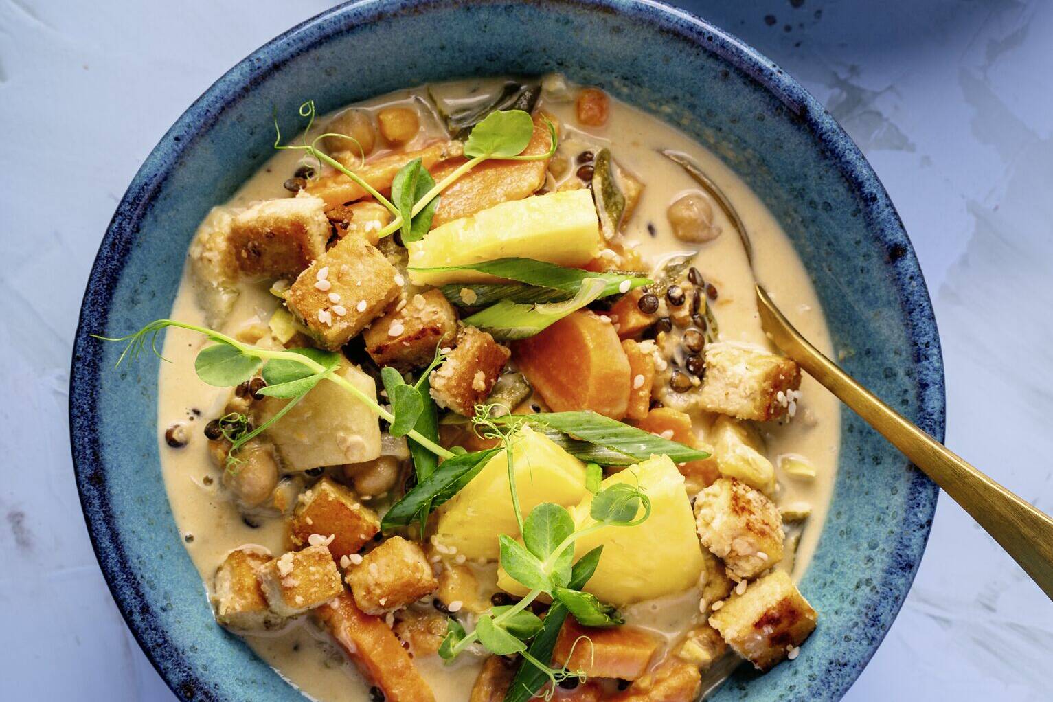 Exotischer Süßkartoffeleintopf mit Ananas, Limette und Sesam-Tofu ... Exotischer Süßkartoffeleintopf mit Ananas, Limette und Sesam-Tofu ...