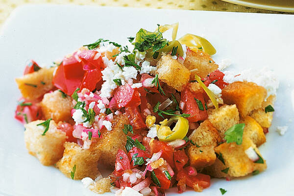 Brotsalat mit Tomaten und Schafskäse Rezept | Küchengötter Brotsalat mit Tomaten und Schafskäse Rezept | Küchengötter