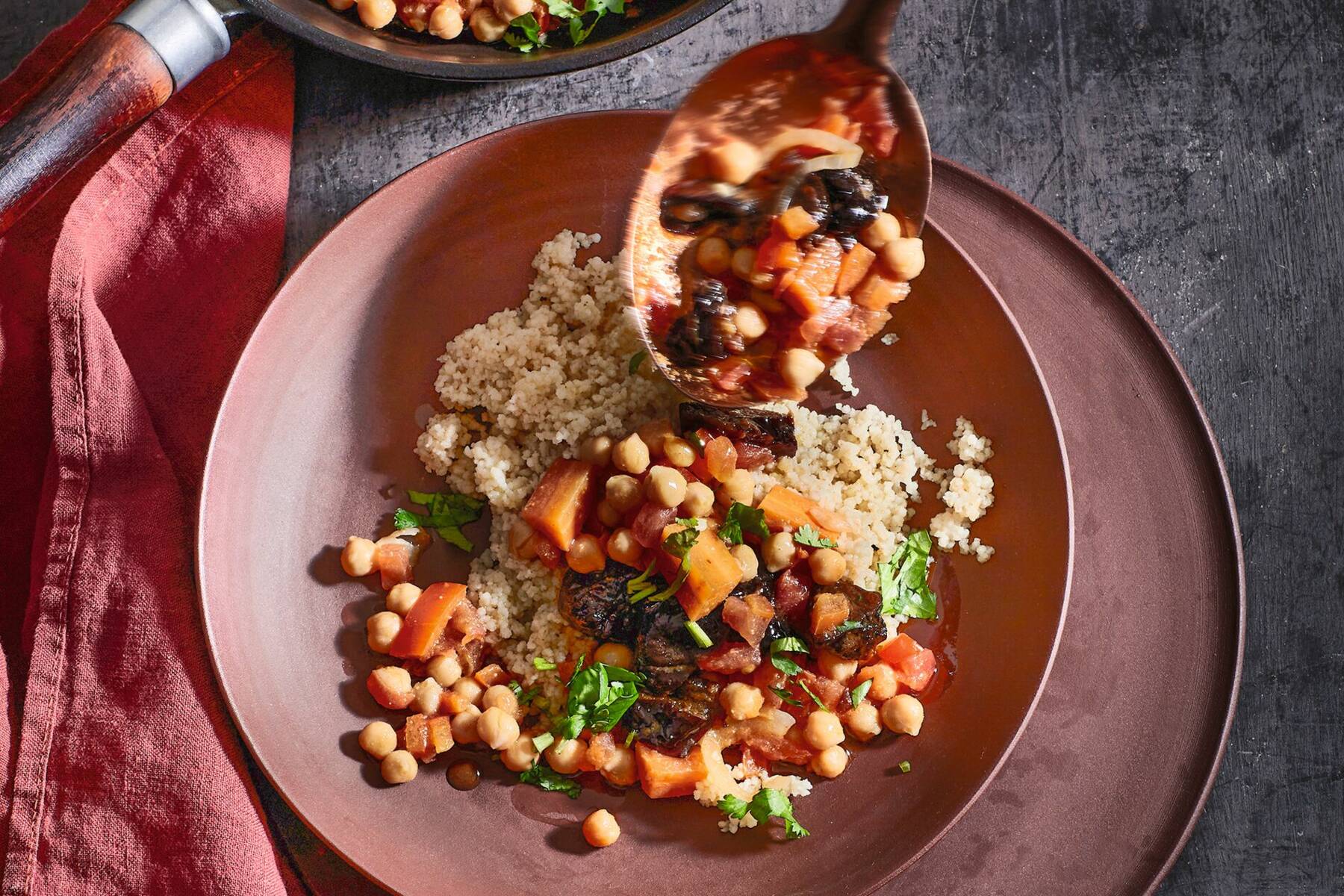 Couscous mit Pflaumen-Kichererbsen Rezept | Küchengötter Couscous mit Pflaumen-Kichererbsen Rezept | Küchengötter