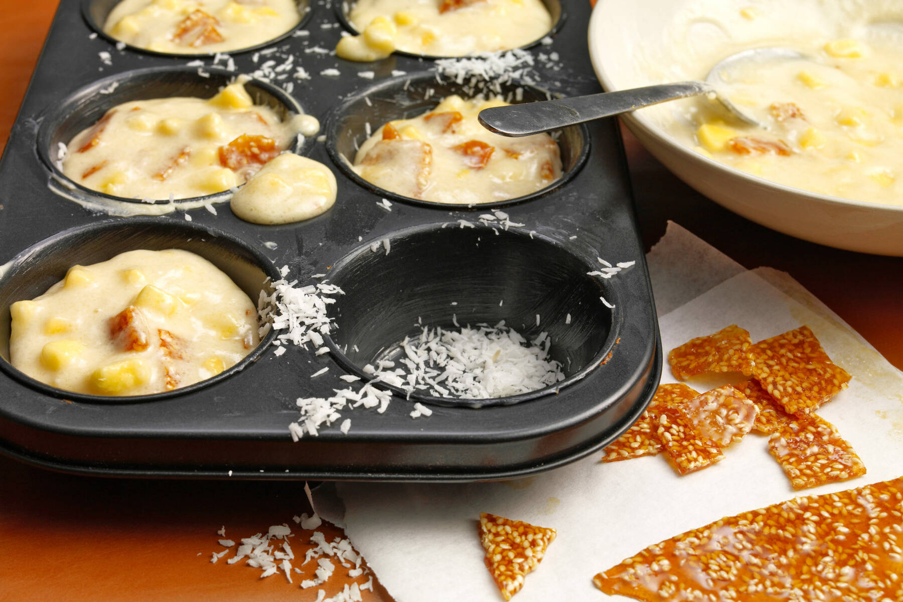 Kokos-Muffins mit Sesam und Mango Rezept | Küchengötter Kokos-Muffins mit Sesam und Mango Rezept | Küchengötter