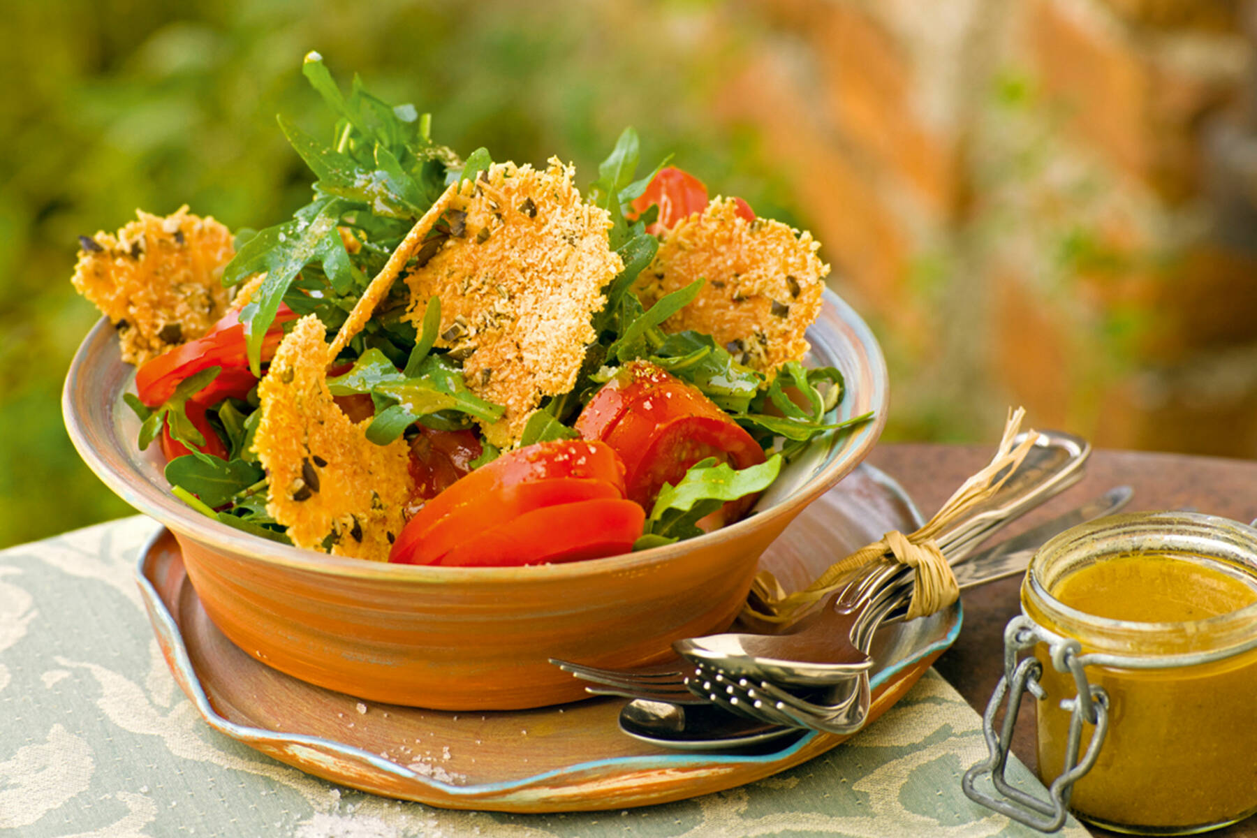 Rucolasalat mit Parmesanchips Rezept | Küchengötter Rucolasalat mit Parmesanchips Rezept | Küchengötter
