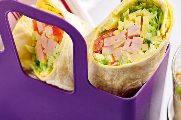 Wraps mit buntem Putenbrustsalat Rezept | Küchengötter Wraps mit buntem Putenbrustsalat Rezept | Küchengötter