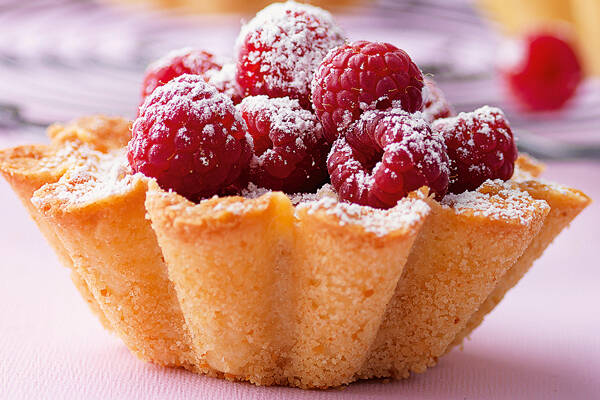 Beeren-Tarteletts mit Zitronencreme Rezept | Küchengötter Beeren-Tarteletts mit Zitronencreme Rezept | Küchengötter