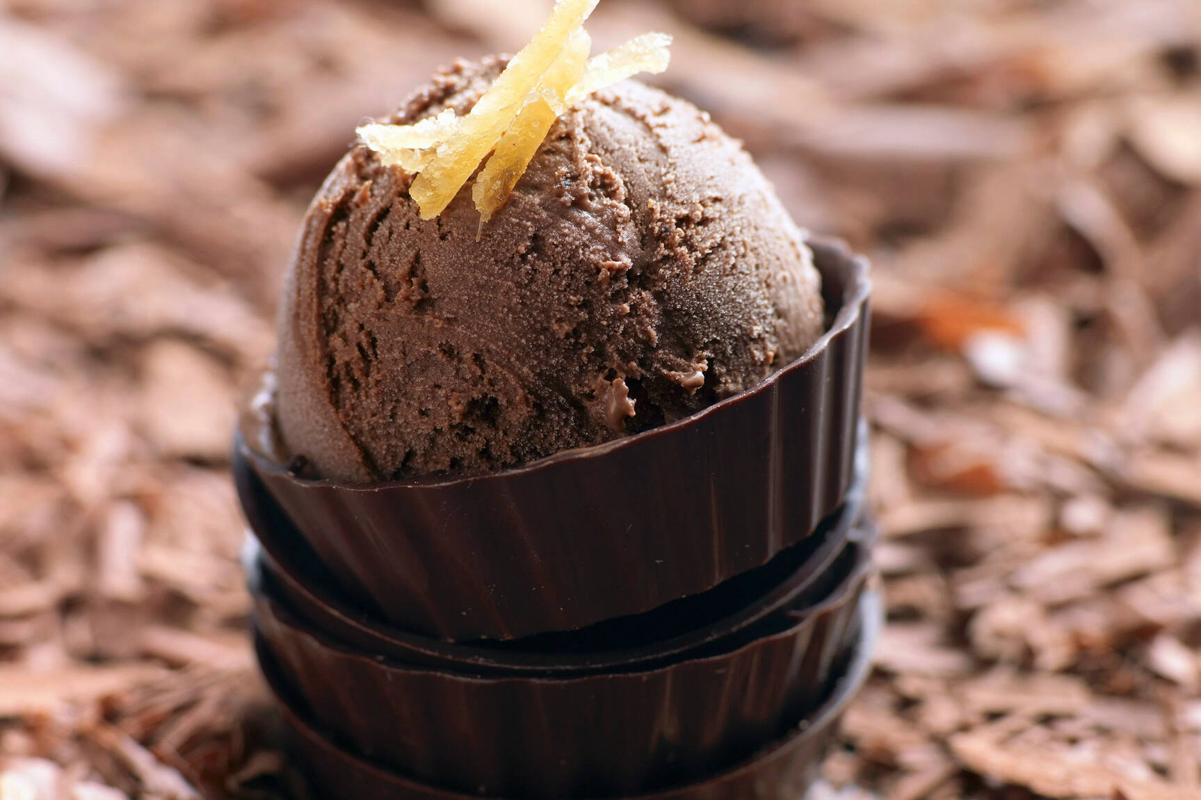 Schokoladeneis mit kandiertem Ingwer Rezept | Küchengötter Schokoladeneis mit kandiertem Ingwer Rezept | Küchengötter