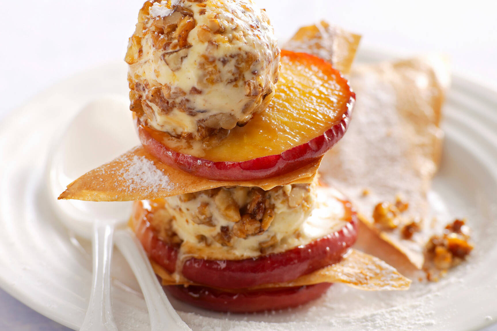 Apfel-Lasagne mit Walnusseis Rezept | Küchengötter