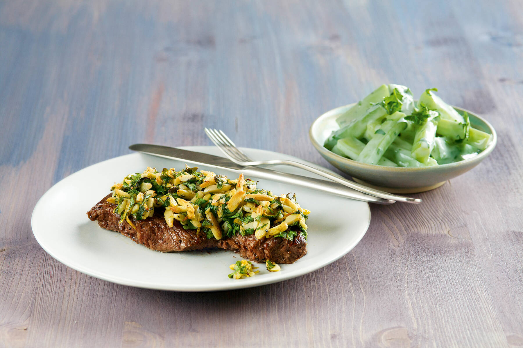 Gratinierte Steaks mit Gurkensalat Rezept | Küchengötter