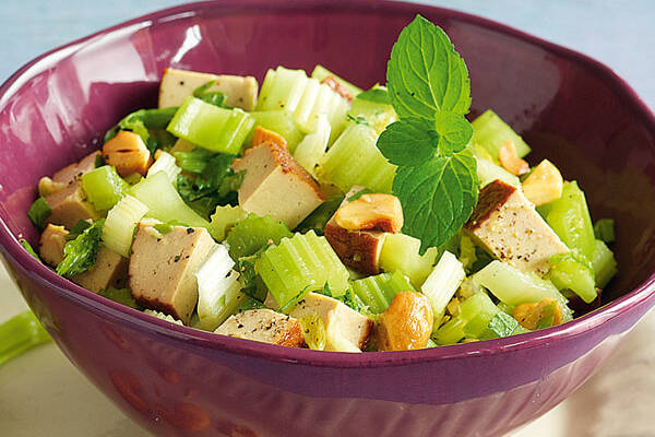 Tofu Salat Mit Staudensellerie Rezept Kuchengotter