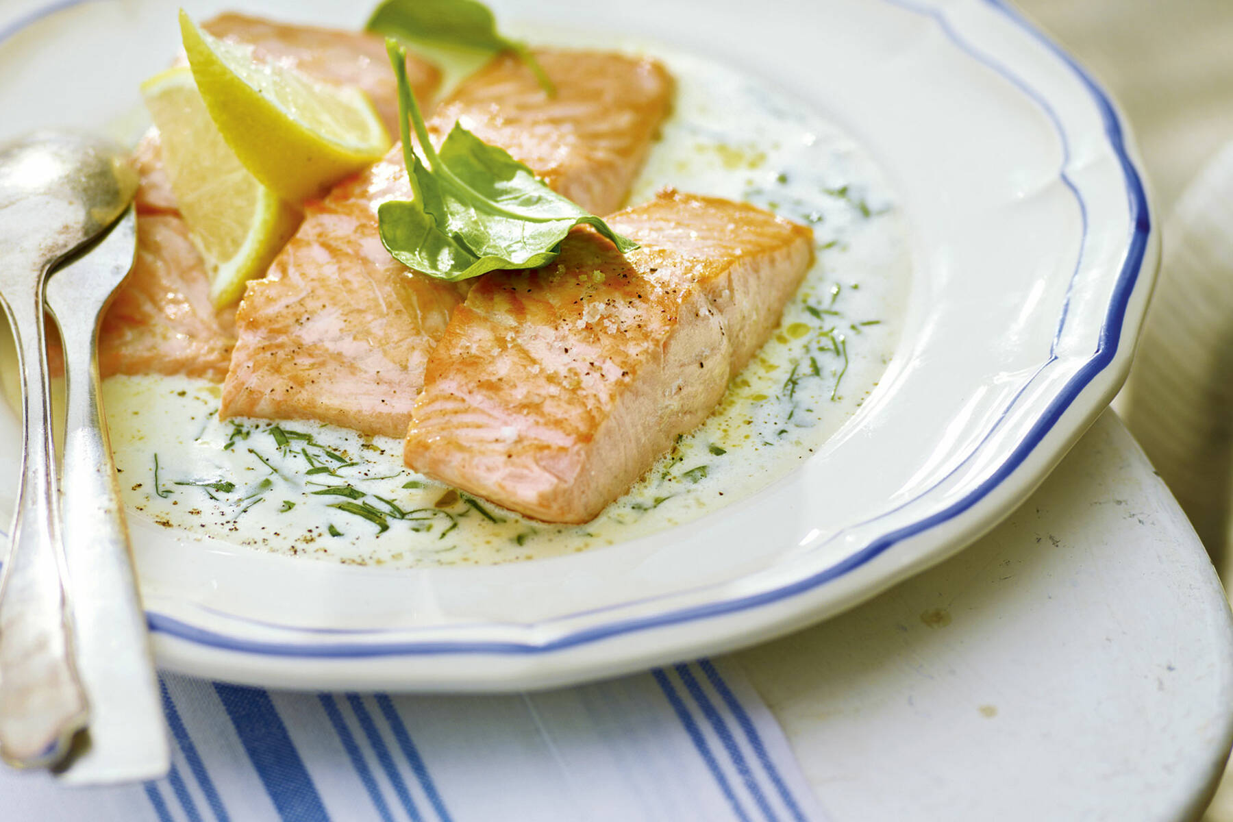 Lachs mit Sauerampfersauce Rezept | Küchengötter Lachs mit Sauerampfersauce Rezept | Küchengötter