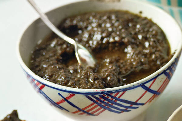 Schwarze Olivenpaste mit Sardellen Rezept | Küchengötter Schwarze Olivenpaste mit Sardellen Rezept | Küchengötter