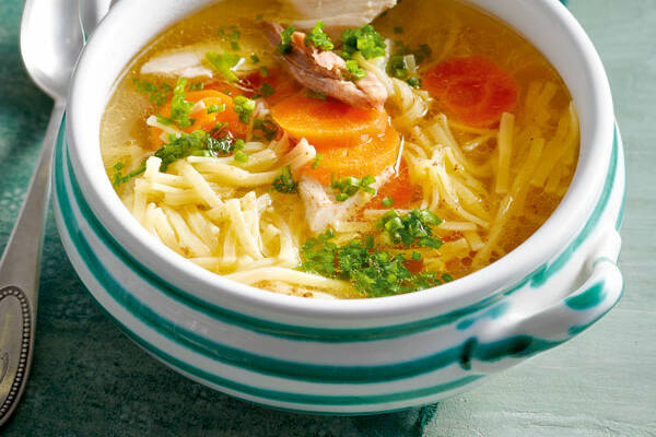 Feine Hühnersuppe mit Nudeln Rezept | Küchengötter Feine Hühnersuppe mit Nudeln Rezept | Küchengötter
