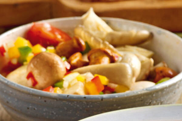 Pilzsalat mit Paprika Rezept | Küchengötter Pilzsalat mit Paprika Rezept | Küchengötter