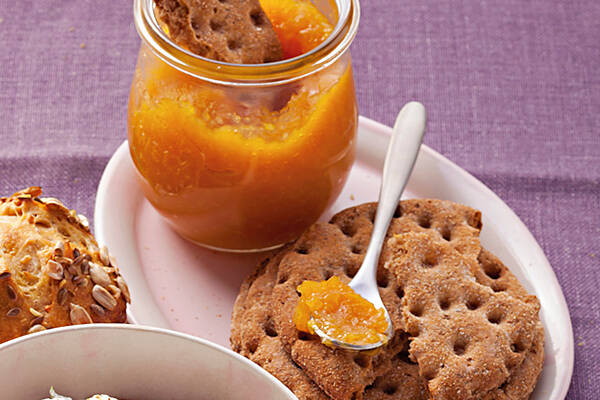 Aprikosenmus auf Knäckebrot