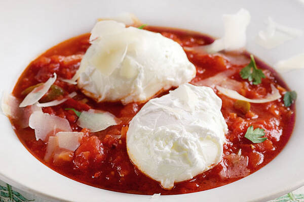 Pochierte Eier mit Teufelssauce Rezept | Küchengötter Pochierte Eier mit Teufelssauce Rezept | Küchengötter