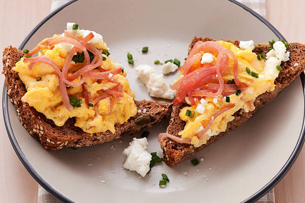 Rührei mit Lachsschinken und Schafkäse Rezept | Küchengötter Rührei mit Lachsschinken und Schafkäse Rezept | Küchengötter