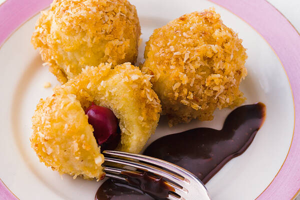 Topfen-Kirsch-Knödel mit Nougatsauce Rezept | Küchengötter Topfen-Kirsch-Knödel mit Nougatsauce Rezept | Küchengötter