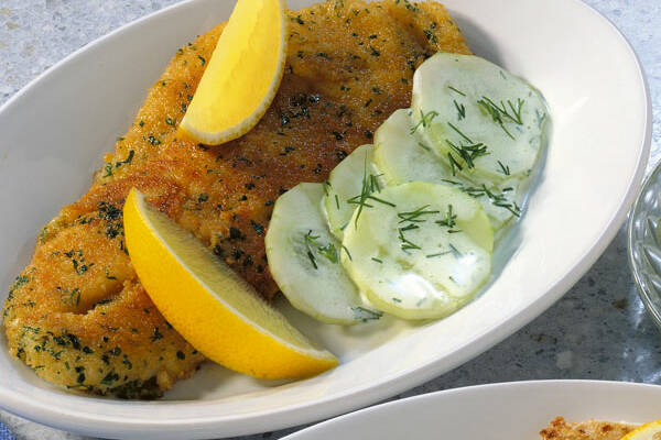 Gebratener Backfisch mit Gurkensalat Rezept | Küchengötter