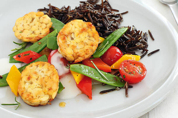 Vegane Tempeh-Pfanne mit Mandelsahne Rezept | Küchengötter Vegane Tempeh-Pfanne mit Mandelsahne Rezept | Küchengötter