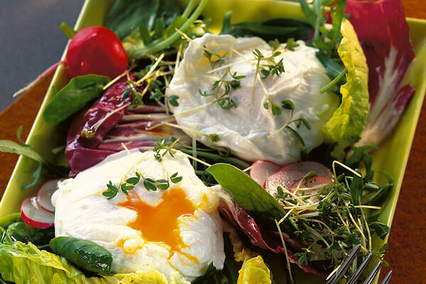 Verlorene Eier mit Salat Rezept | Küchengötter