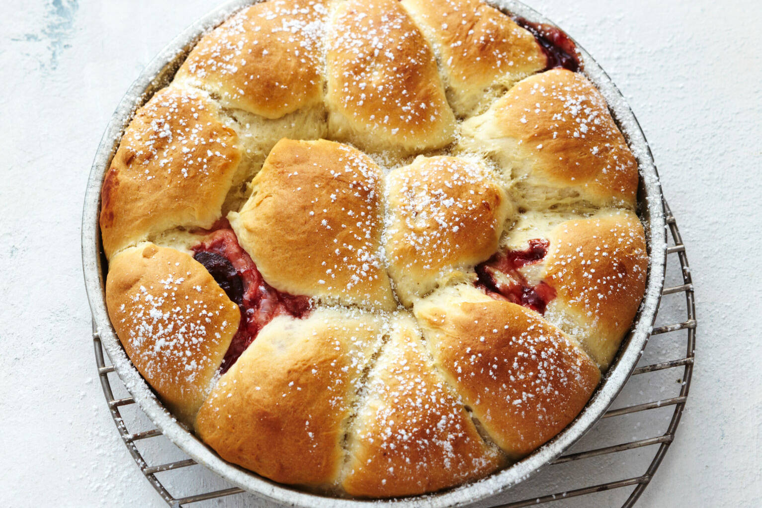 Vegane Buchteln mit Pflaumen Rezept | Küchengötter Vegane Buchteln mit Pflaumen Rezept | Küchengötter