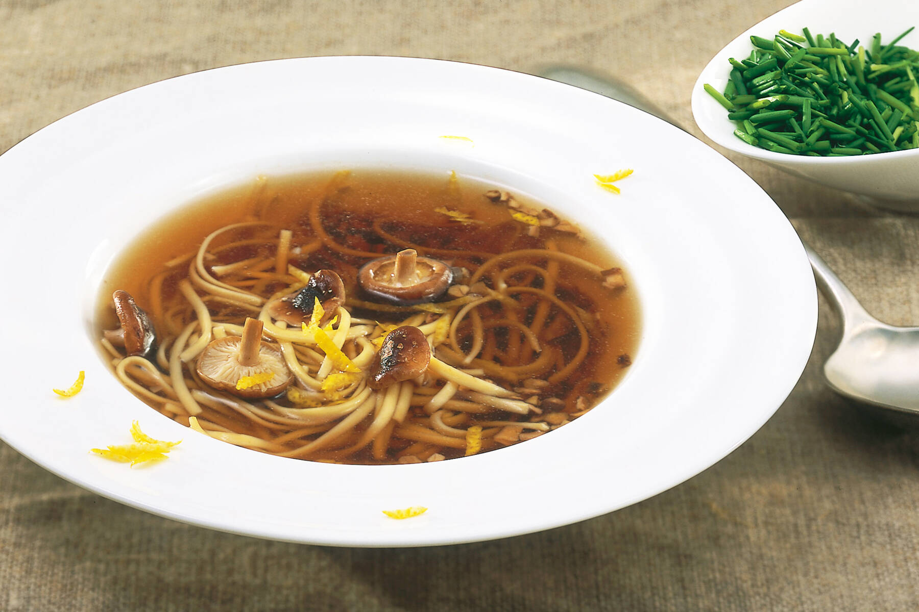 Klare Pilzsuppe Rezept | Küchengötter Klare Pilzsuppe Rezept | Küchengötter