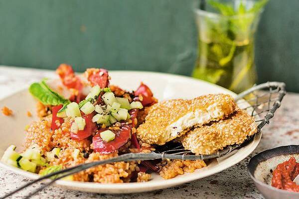 Bulgurpfanne mit Sesam-Feta Rezept | Küchengötter Bulgurpfanne mit Sesam-Feta Rezept | Küchengötter