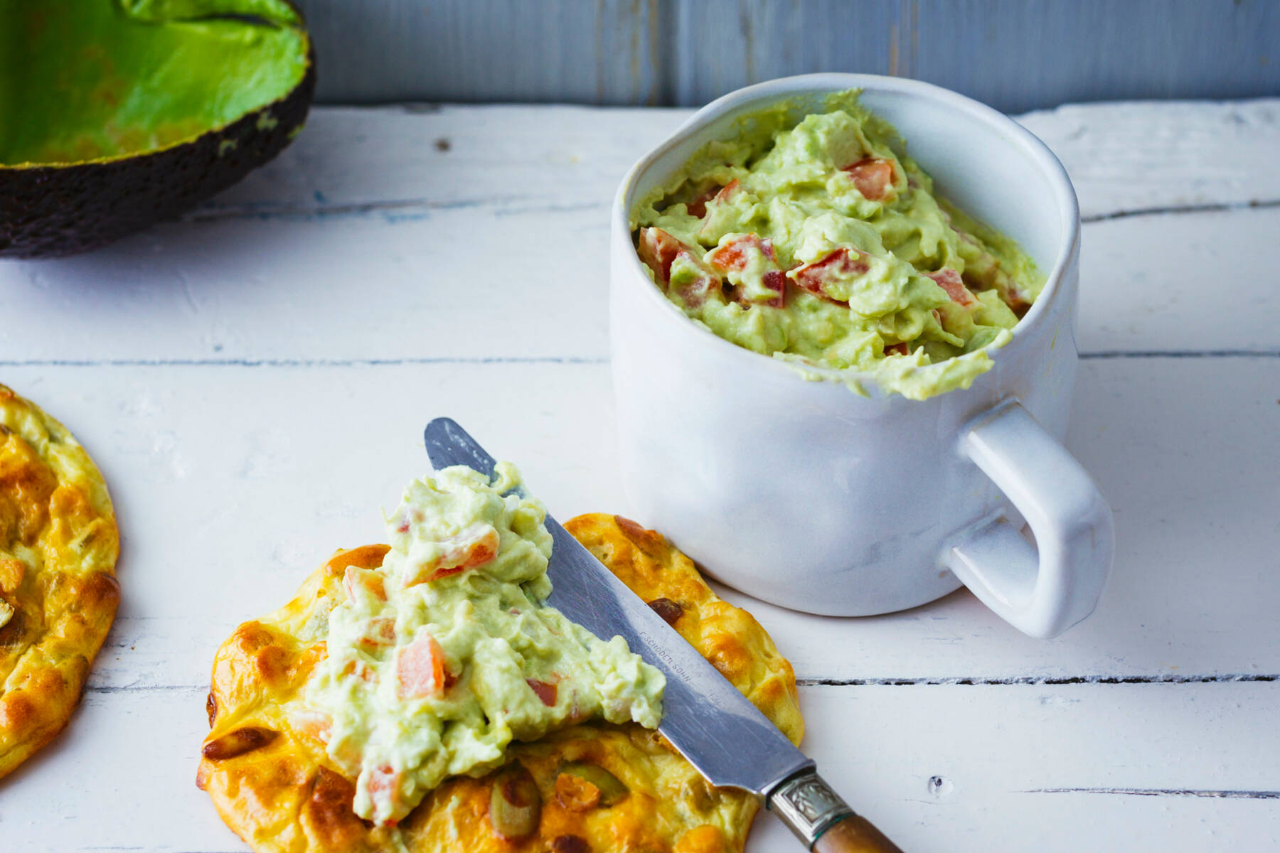 Avocadodip mit Eiweißbrot Rezept | Küchengötter Avocadodip mit Eiweißbrot Rezept | Küchengötter