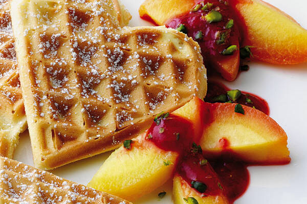 Biskuitwaffeln mit Pfirsich und Himbeersauce Rezept | Küchengötter Biskuitwaffeln mit Pfirsich und Himbeersauce Rezept | Küchengötter