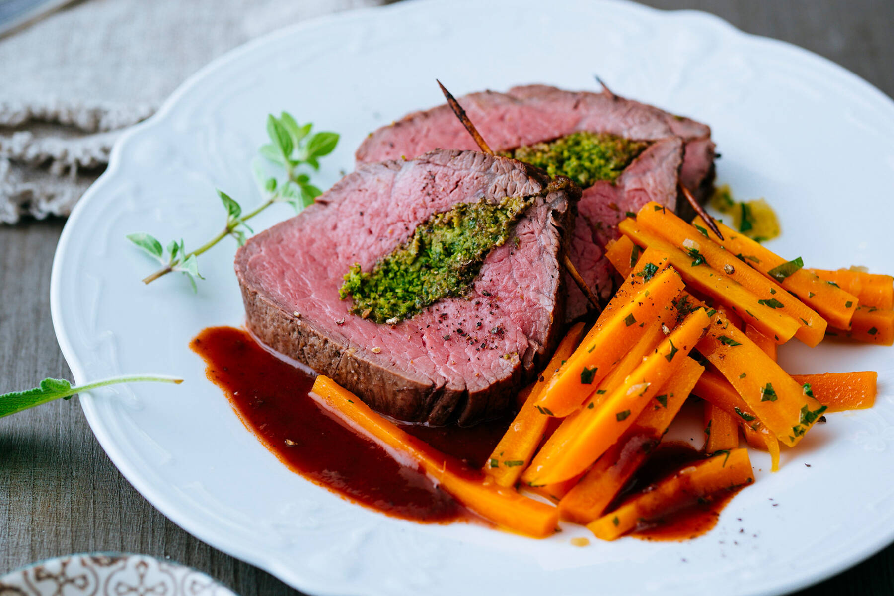 Gefülltes Rinderfilet mit Möhren
