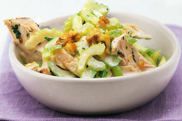 Hähnchensalat mit Sellerie und Walnuss Rezept | Küchengötter Hähnchensalat mit Sellerie und Walnuss Rezept | Küchengötter