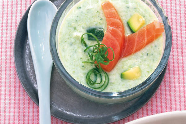 Kalte Zucchinisuppe mit Lachs Rezept | Küchengötter Kalte Zucchinisuppe mit Lachs Rezept | Küchengötter