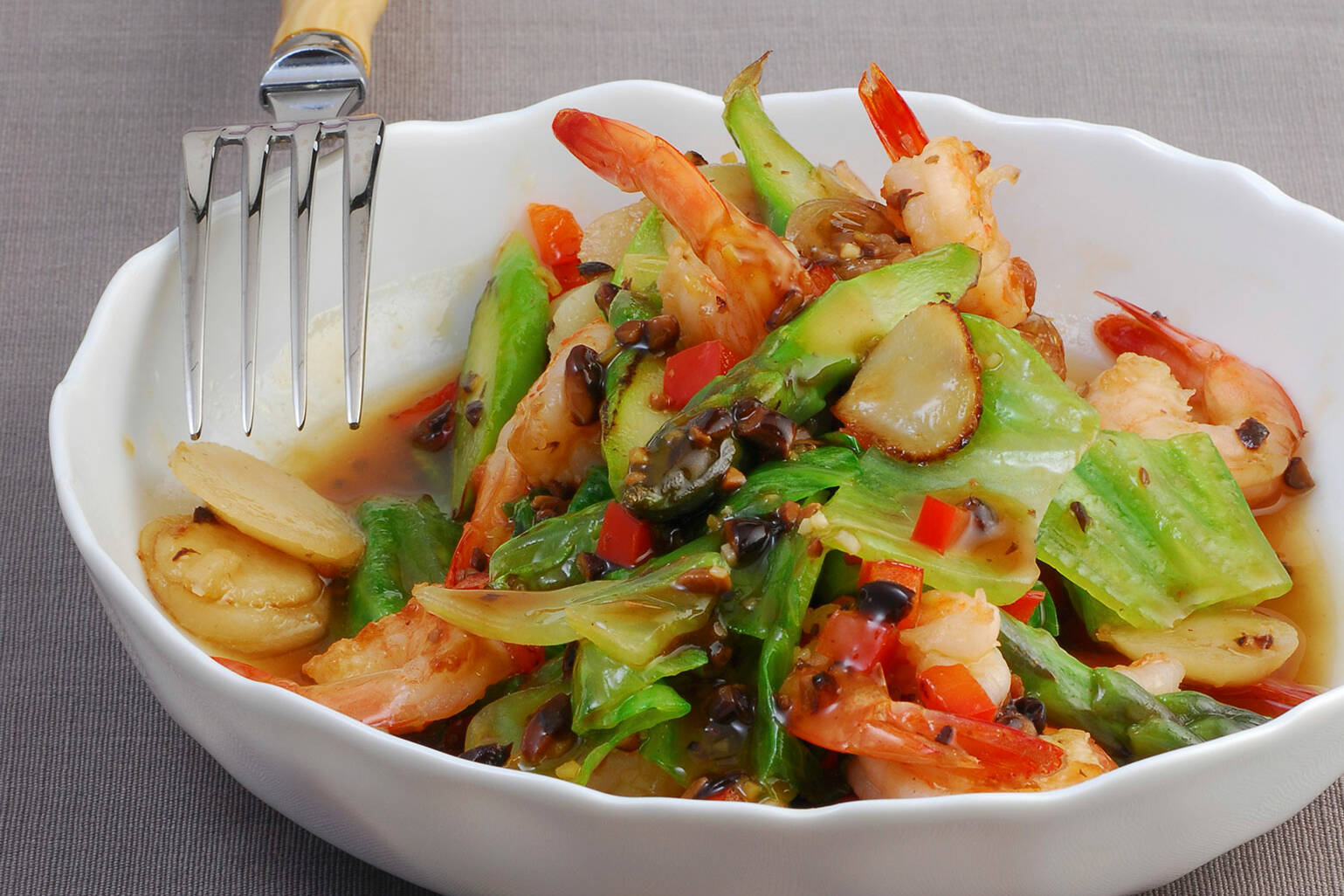 Pfannengerührte Garnelen mit Wasserkastanien Rezept | Küchengötter Pfannengerührte Garnelen mit Wasserkastanien Rezept | Küchengötter