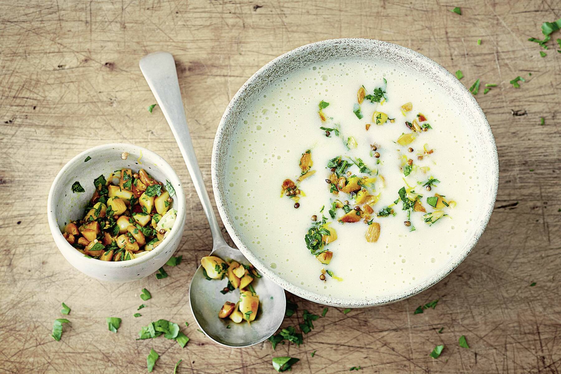 Vegane Kartoffelsuppe mit Knuspermandeln | Küchengötter Vegane Kartoffelsuppe mit Knuspermandeln | Küchengötter