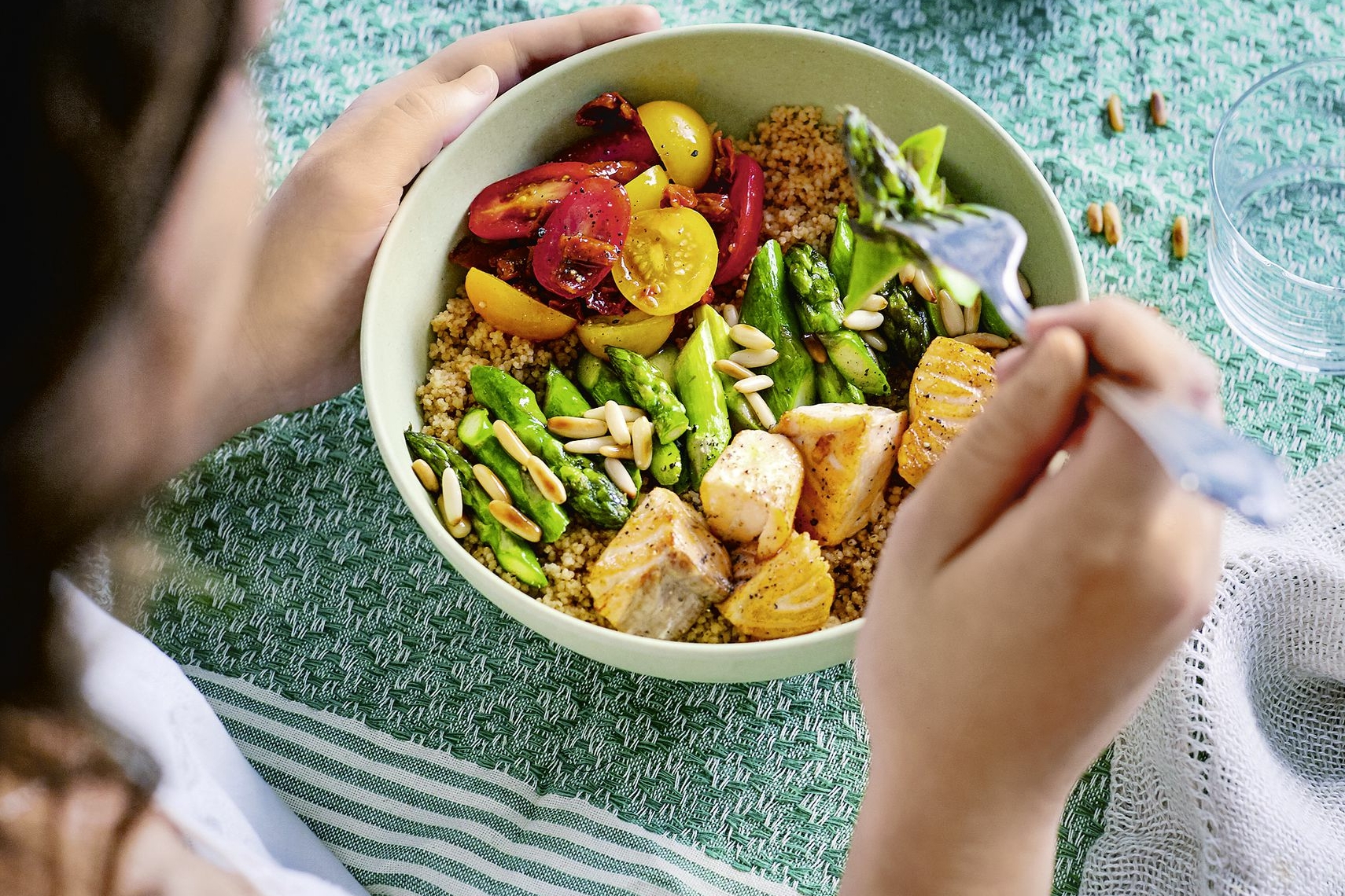 PutenwüRfel Mit GrüNem Spargel Und Zuckerschoten In Minz Pesto Mit ... PutenwüRfel Mit GrüNem Spargel Und Zuckerschoten In Minz Pesto Mit ...