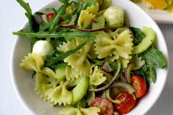 Italienischer Nudelsalat mit grünem Pesto Rezept | Küchengötter