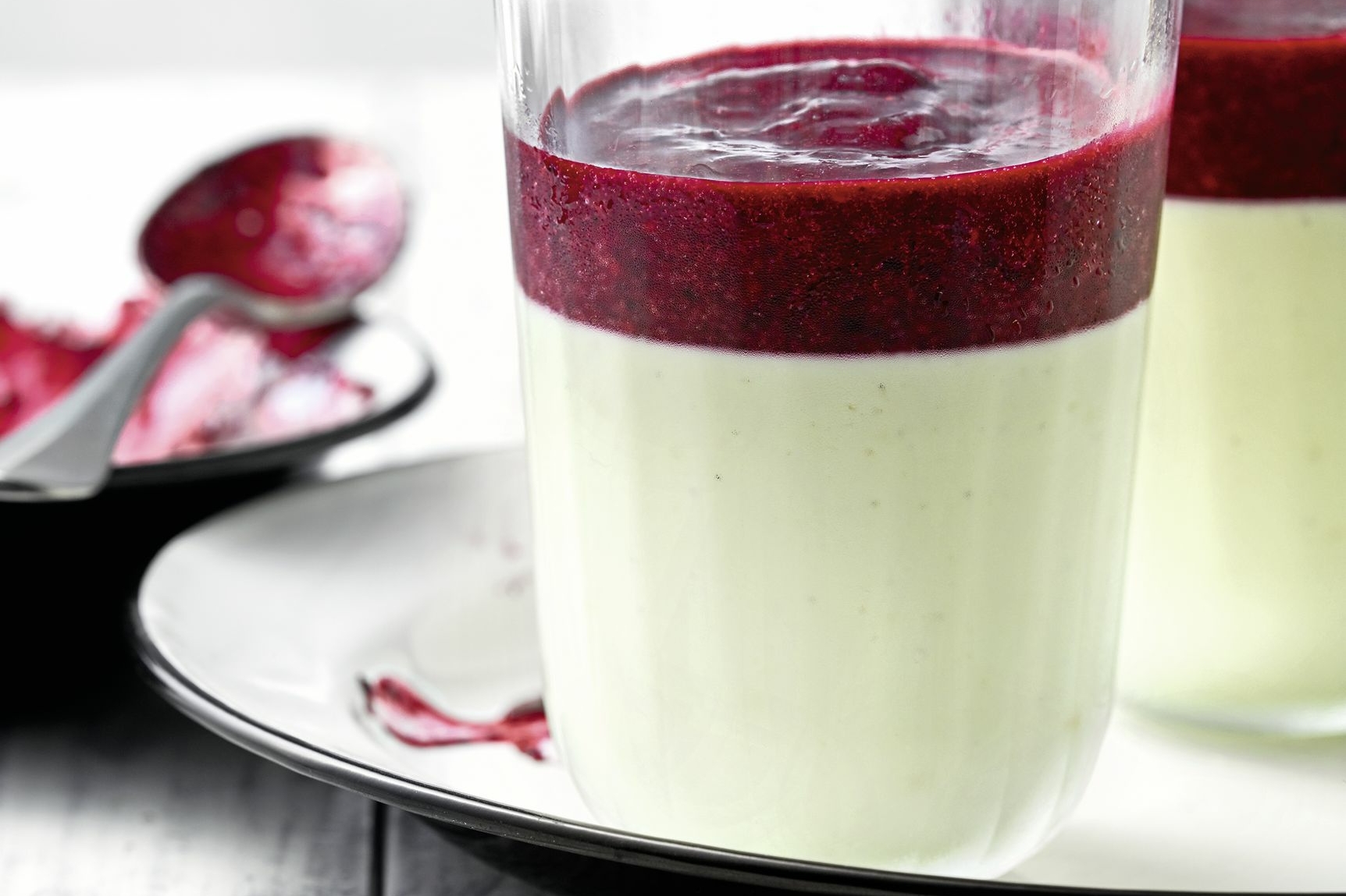 Joghurtmousse mit Beerenpüree I Rezept für den Thermomix | Küchengötter Joghurtmousse mit Beerenpüree I Rezept für den Thermomix | Küchengötter