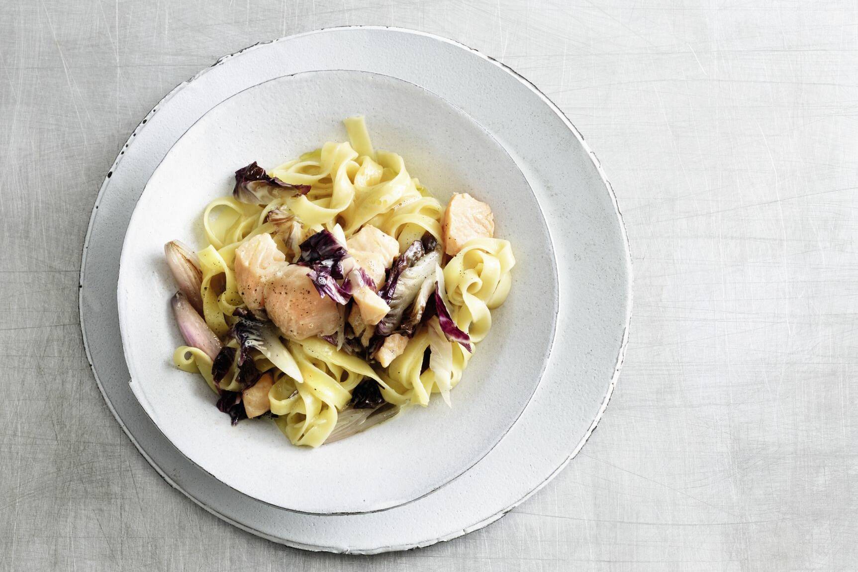 One Pot Pasta Lachs-Fettuccine mit Radicchio | Küchengötter One Pot Pasta Lachs-Fettuccine mit Radicchio | Küchengötter