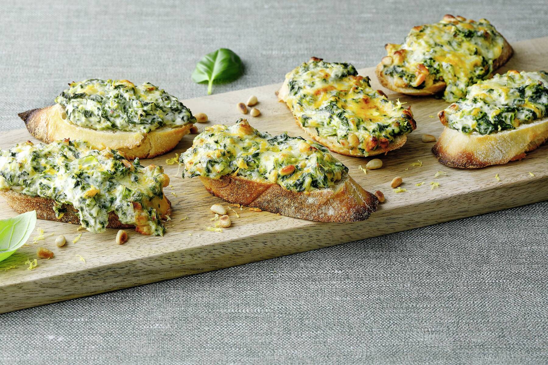 Gratinierte Crostini mit Spinat