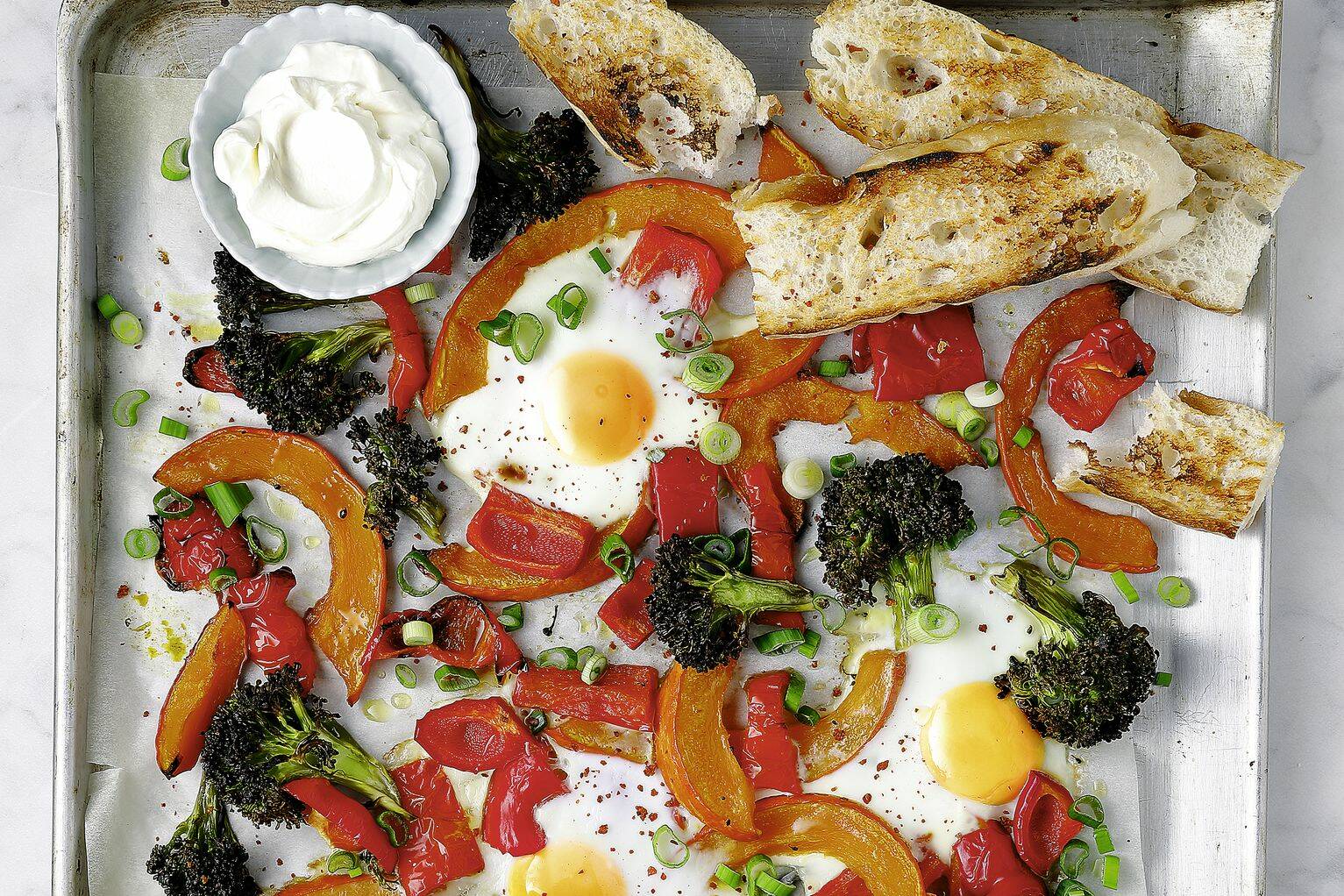 Buntes Gemüse vom Blech mit Spiegelei Rezept Küchengötter
