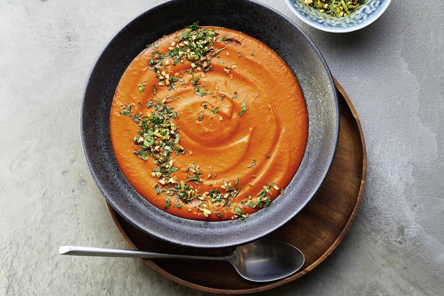 Paprika-Bohnen-Suppe mit Mandel-Gremolata Rezept | Küchengötter