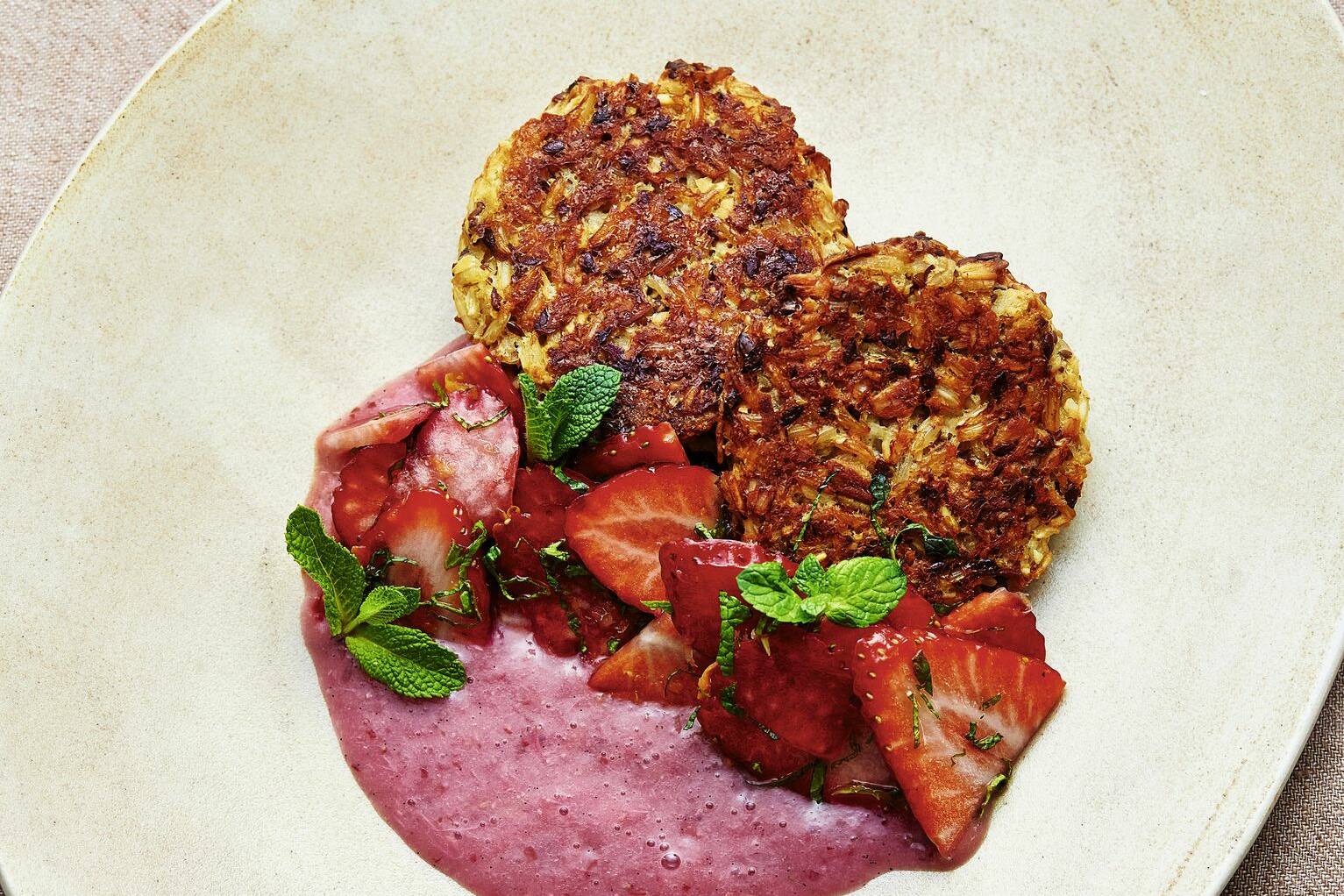 Reispuffer mit Erdbeer-Rhabarber-Sauce Rezept | Küchengötter Reispuffer mit Erdbeer-Rhabarber-Sauce Rezept | Küchengötter