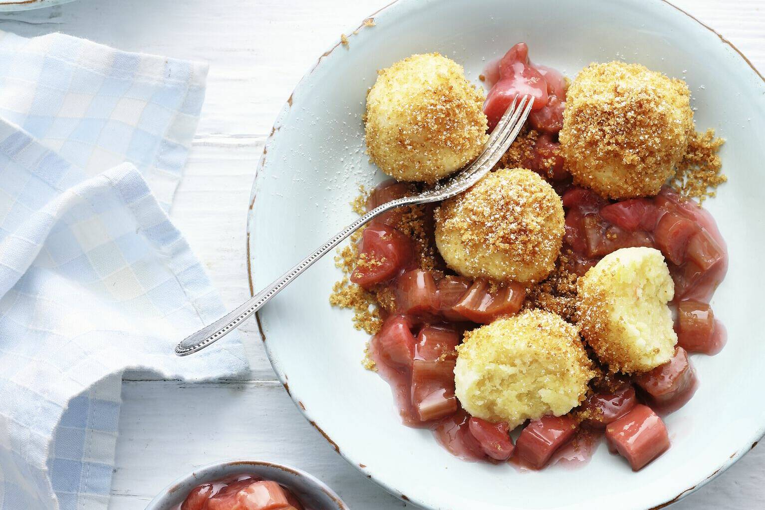 Topfenknödel mit Kompott und gerösteten Bröseln Rezept | Küchengötter Topfenknödel mit Kompott und gerösteten Bröseln Rezept | Küchengötter