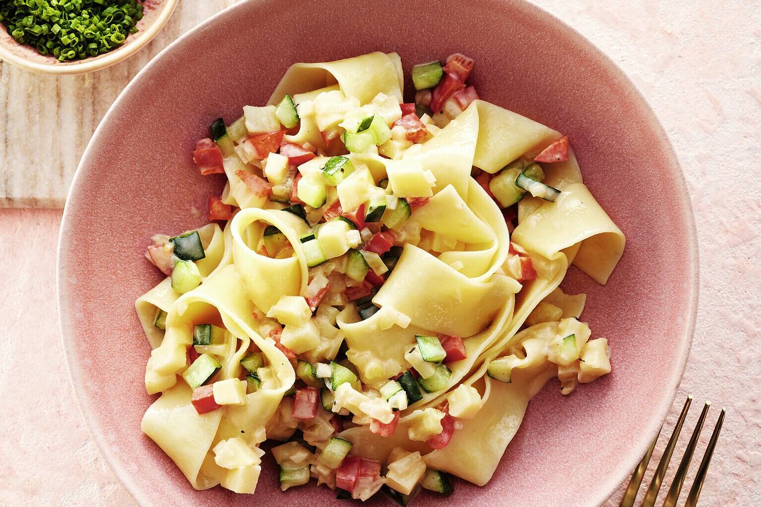 Bandnudeln mit Gemüse-Käse-Sauce Rezept | Küchengötter Bandnudeln mit Gemüse-Käse-Sauce Rezept | Küchengötter