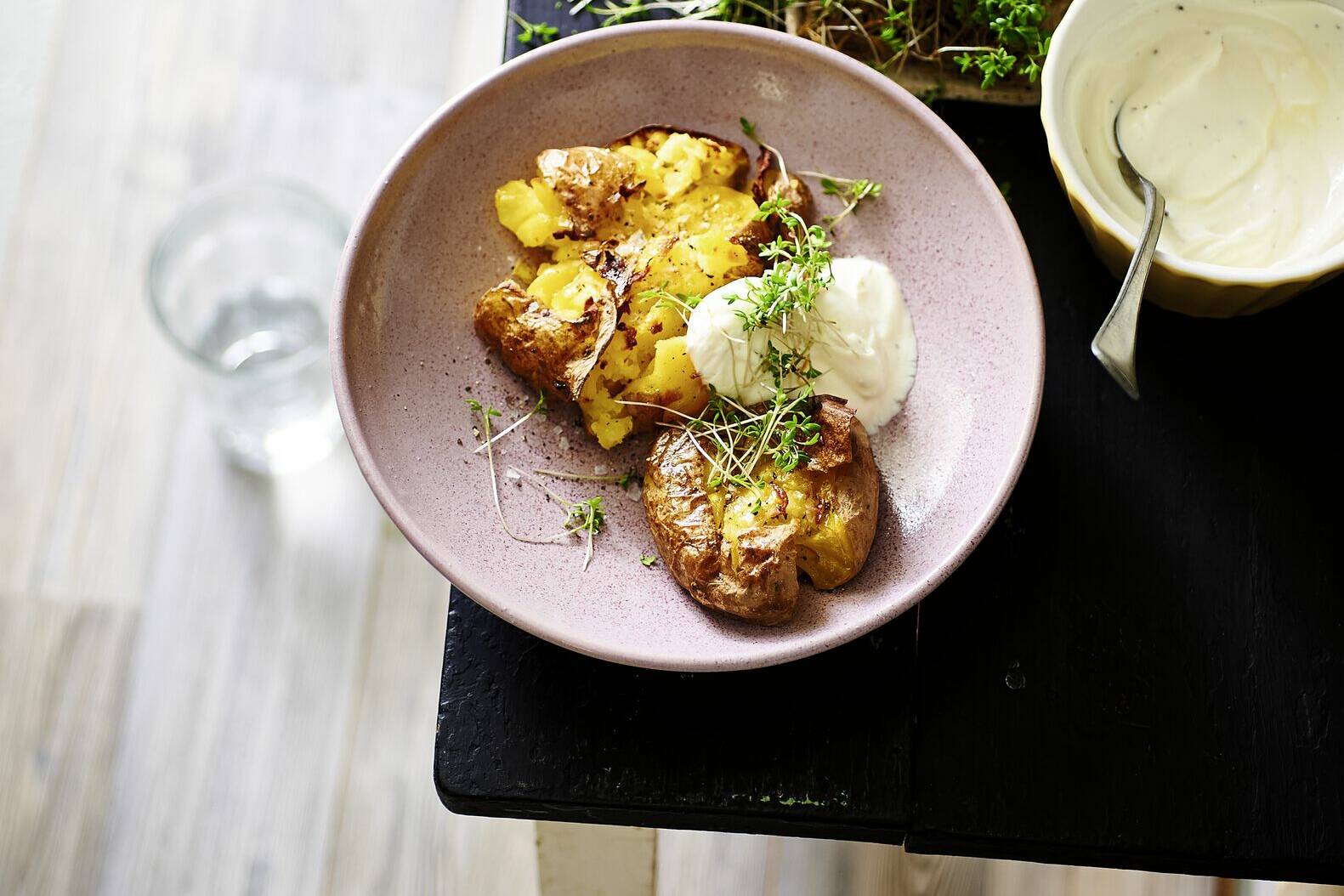 Smashed Potatoes mit Kresseschmand Rezept | Küchengötter Smashed Potatoes mit Kresseschmand Rezept | Küchengötter