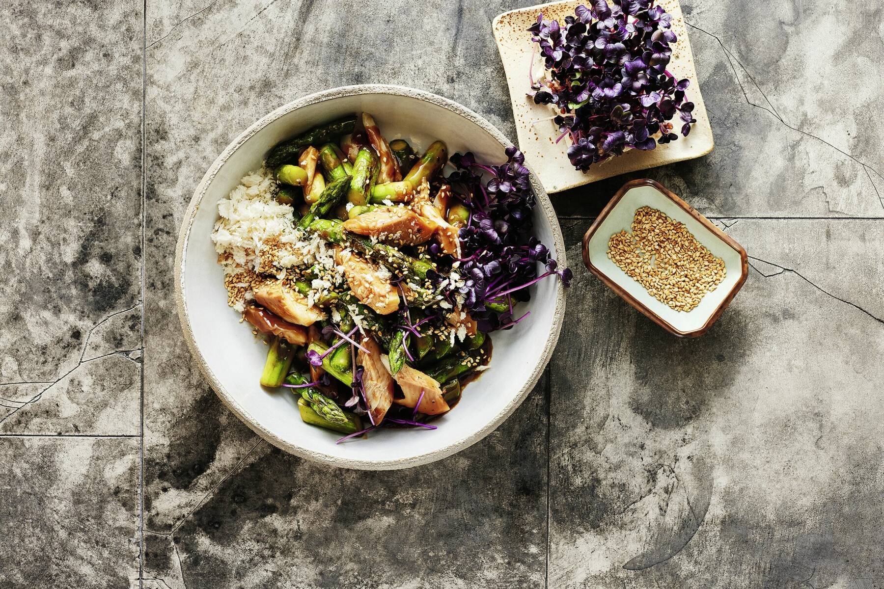 Knusper-Spargel-Salat mit Räucherforelle Rezept | Küchengötter Knusper-Spargel-Salat mit Räucherforelle Rezept | Küchengötter