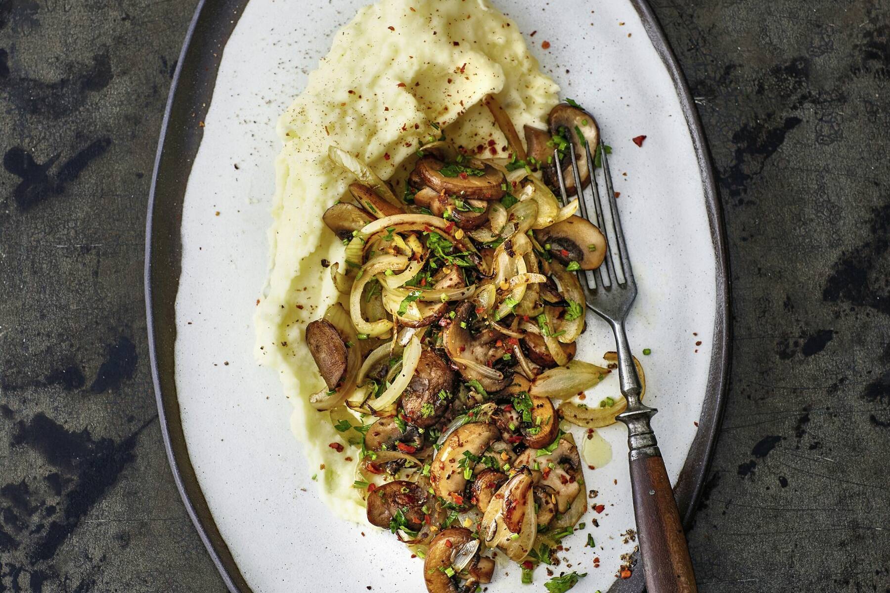 Zwiebel-Pilz-Gemüse mit cremigem Püree Rezept | Küchengötter