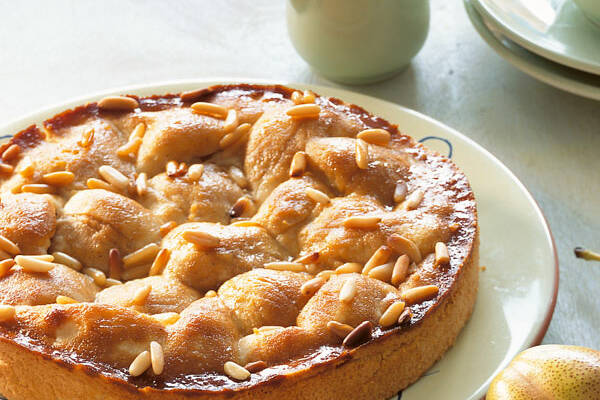 Gedeckter Birnenkuchen mit Nüssen Rezept | Küchengötter