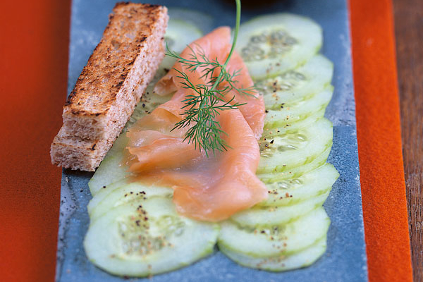 Lachs auf Gurken-Carpaccio Rezept | Küchengötter Lachs auf Gurken-Carpaccio Rezept | Küchengötter