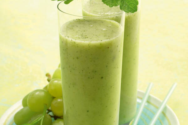 Trauben-Smoothie mit Melisse-Pesto Rezept | Küchengötter Trauben-Smoothie mit Melisse-Pesto Rezept | Küchengötter