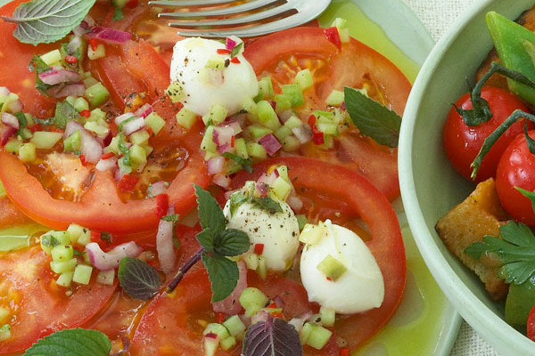 Tomaten-Carpaccio mit Bocconcini Rezept | Küchengötter Tomaten-Carpaccio mit Bocconcini Rezept | Küchengötter