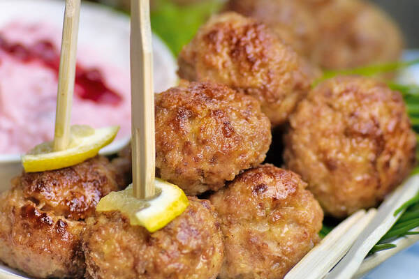 Köttbullar mit Preiselbeer-Dip Rezept | Küchengötter Köttbullar mit Preiselbeer-Dip Rezept | Küchengötter